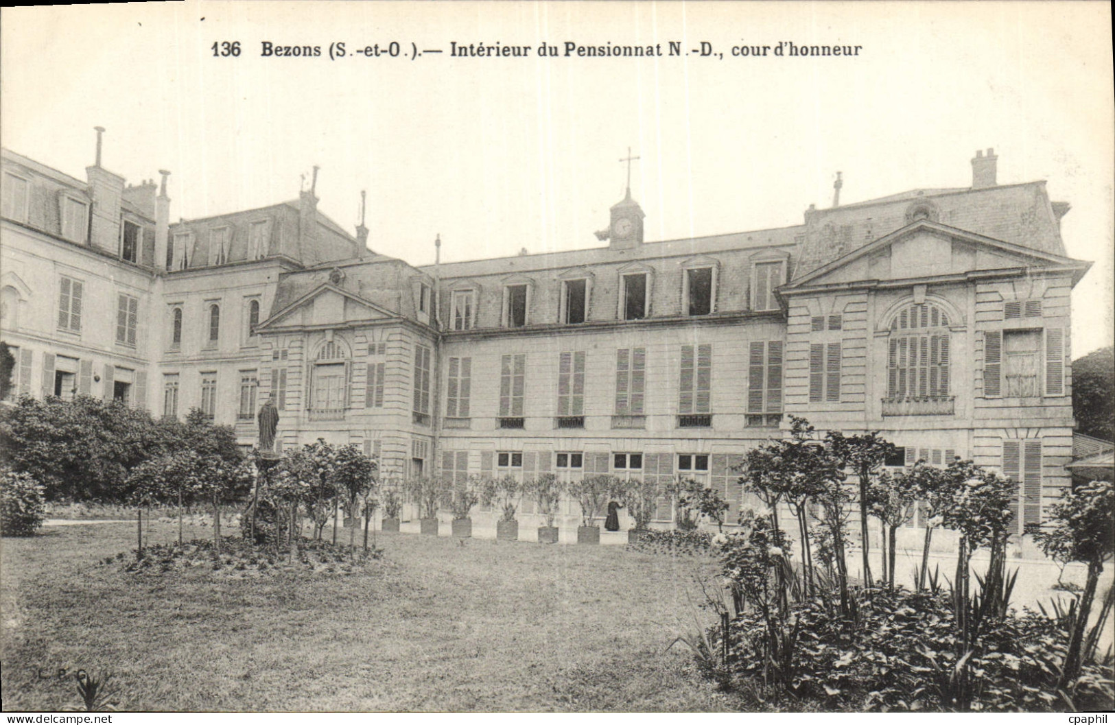 CPA Bezons Interieur du Pensionnat N. D. cour d'honneur