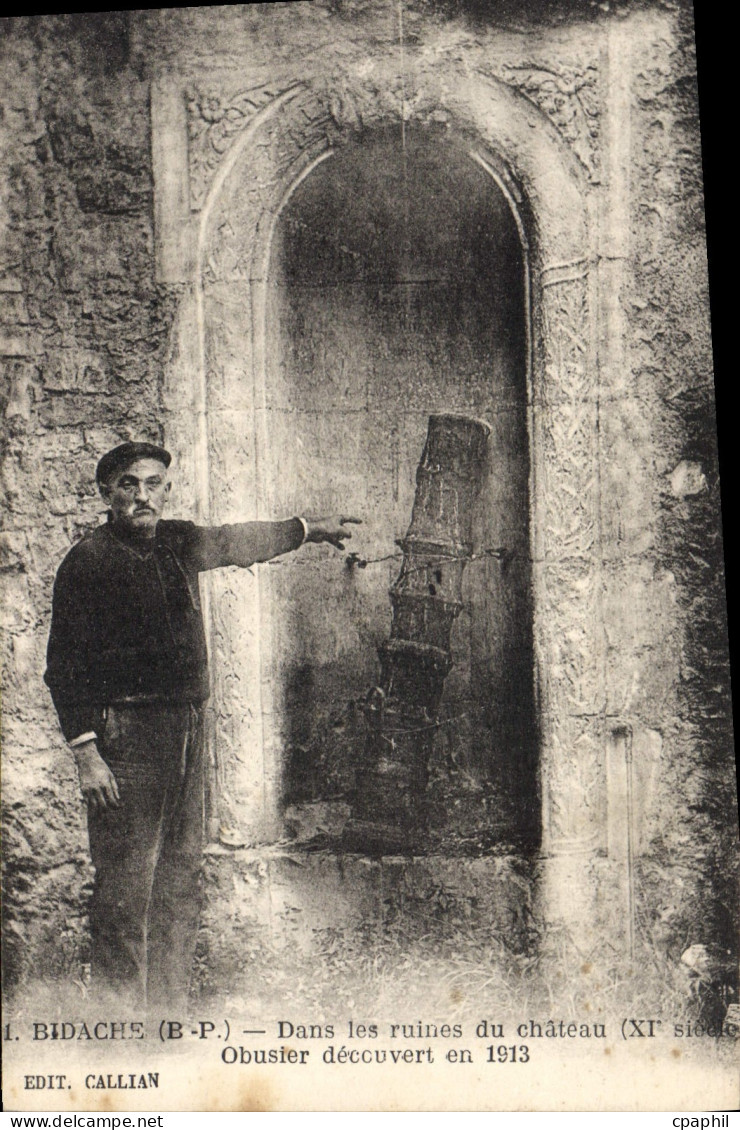 CPA Bidache Basses Pyrenees Dans les ruines du Chateau Obusier deccuvert