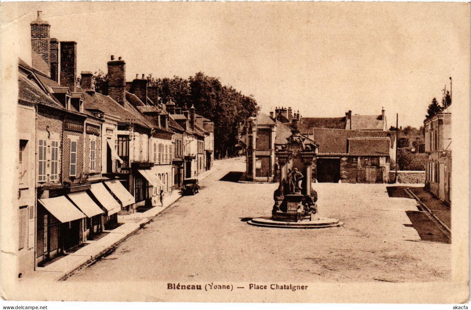 CPA Bleneau Place Chataigner FRANCE (1451506)