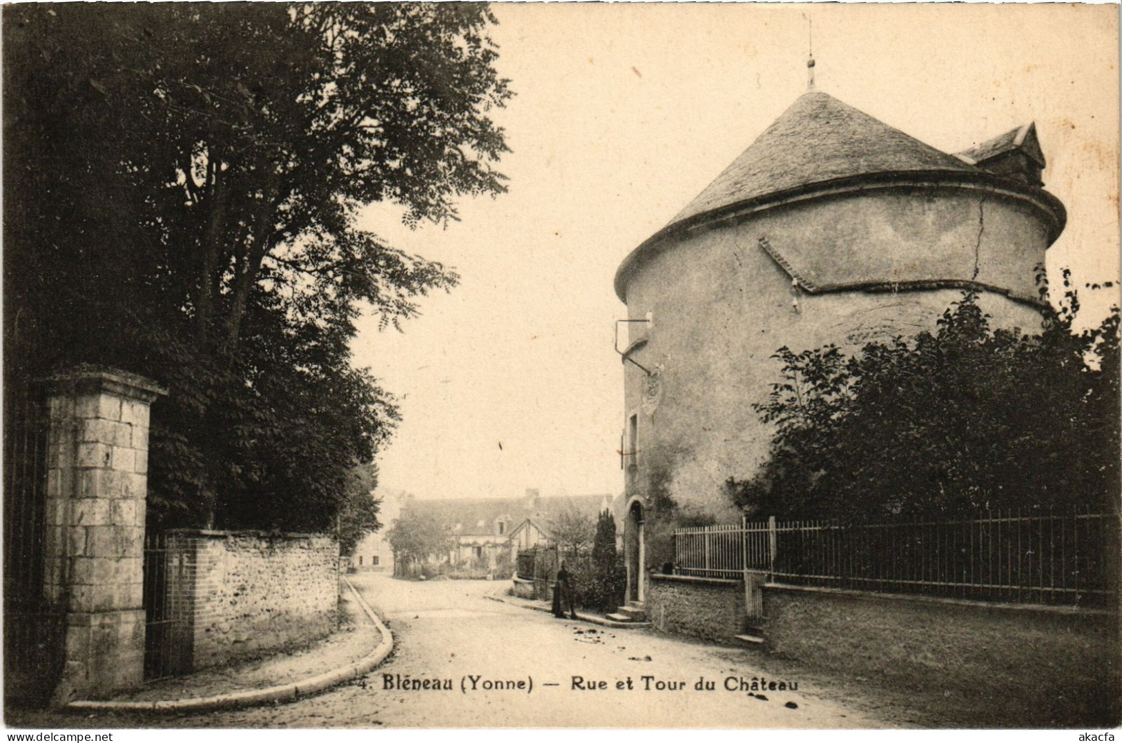 CPA Bléneau Rue et Tour du Chateau (1184156)