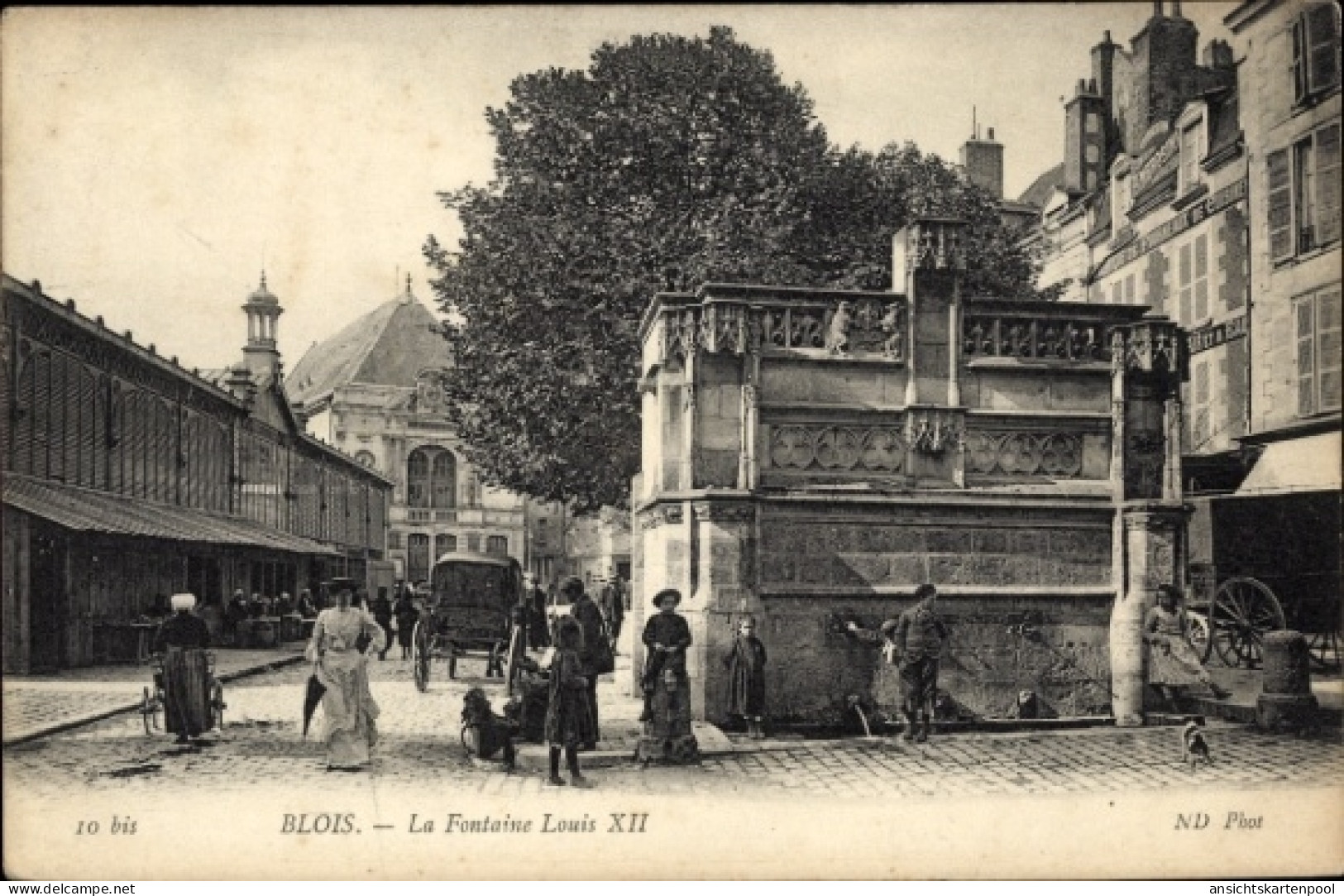CPA Blois Loir-et-Cher, La Fontaine Louis XII, historische Architektur, Straßenansicht, Persone...