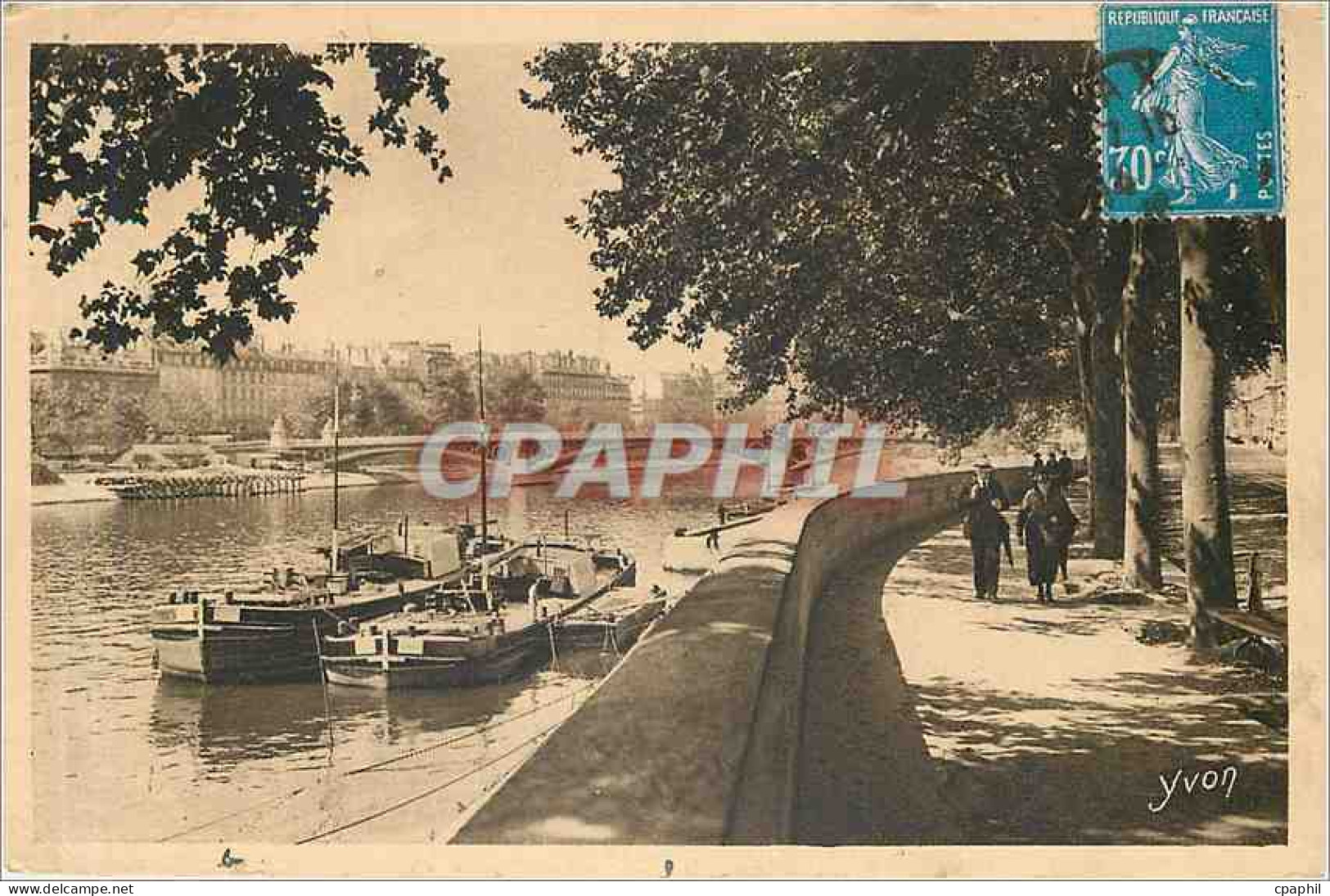 CPA Bords de la Seine au Quai du Louvre Bateaux Peniches