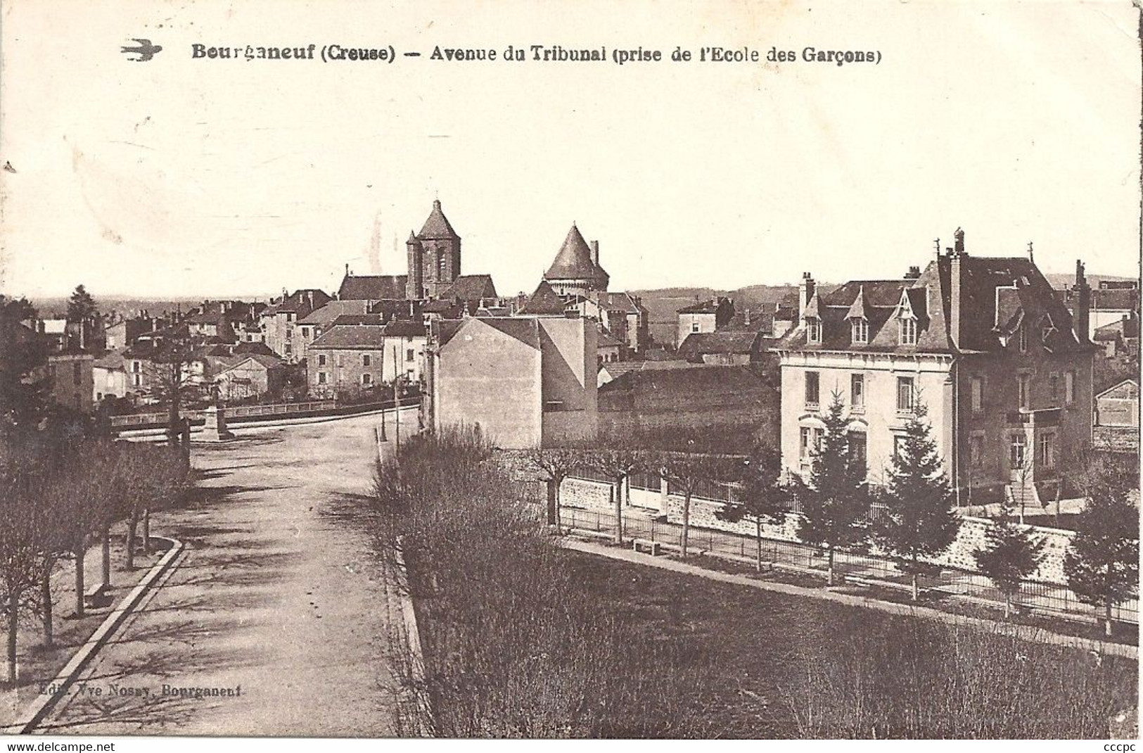 CPA Bourganeuf Avenue du Tribunal (prise de l'Ecole des garçons)