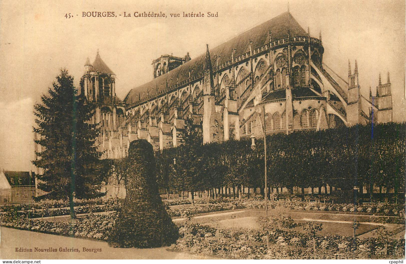 CPA Bourges La Cathedrale Vue Laterale Sud Edition Nouvelle Galeries Bourges