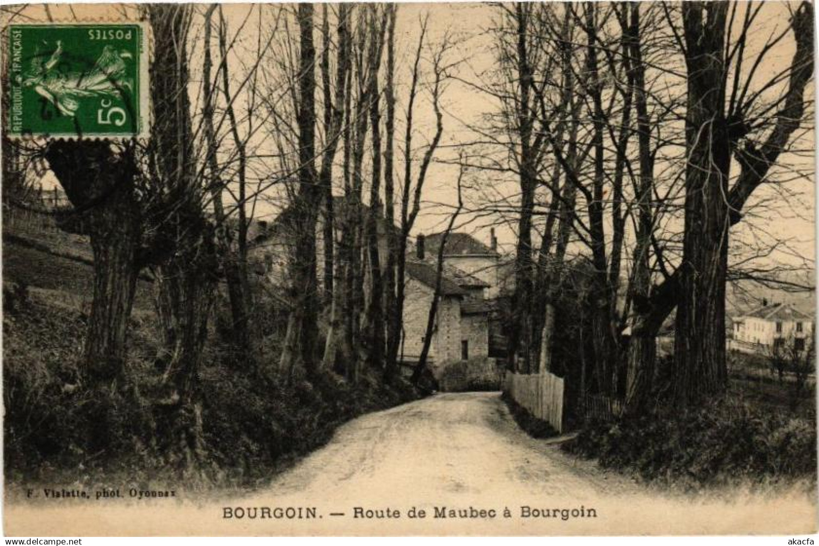 CPA BOURGOIN - Route de Maubec a BOURGOIN (229993)