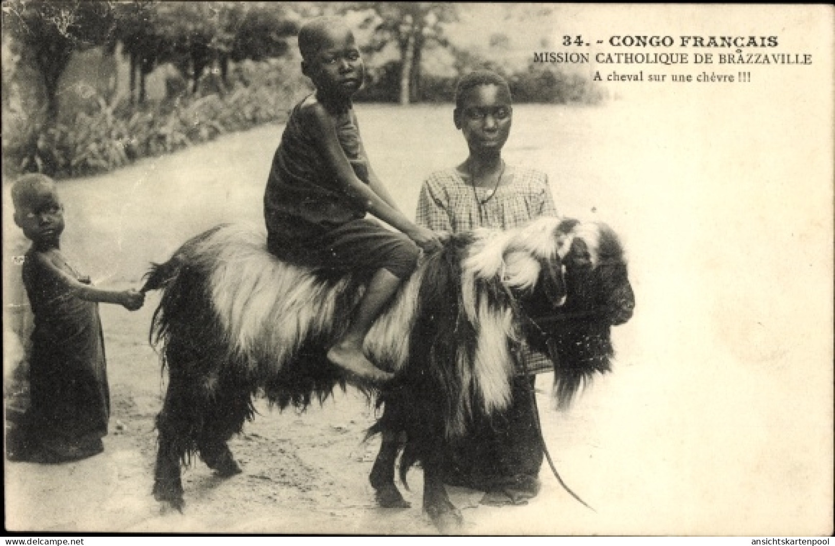 CPA Brazzaville Französisch Kongo, Mission Catholique, A cheval sur une chèvre, Ziege, Kinder