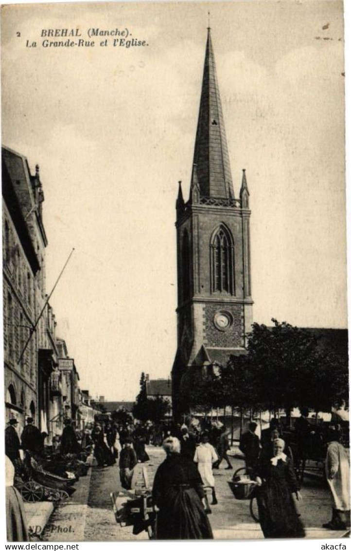 CPA BRÉHAL - La Grande-Rue et l'Église (209297)