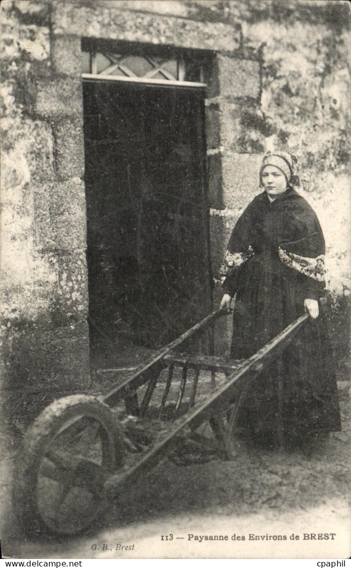 CPA Brest Paysanne des Environs de Brest Folklore Costume