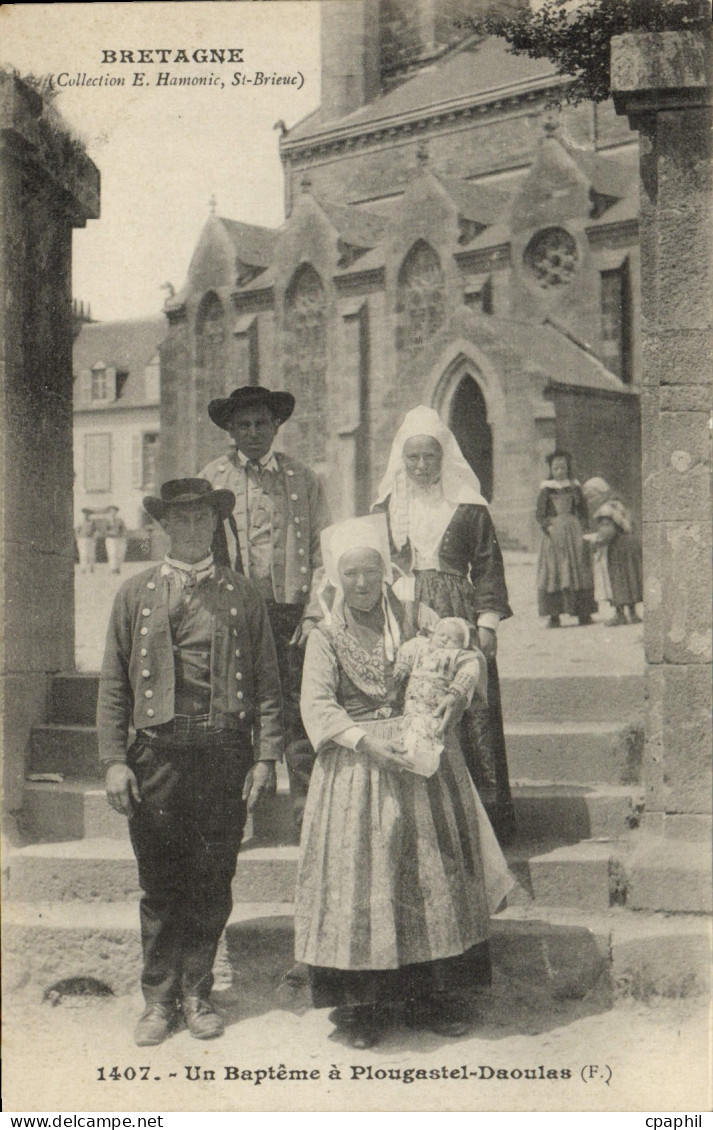CPA Bretagne un Bapteme A Plougastel Daoulas Folklore