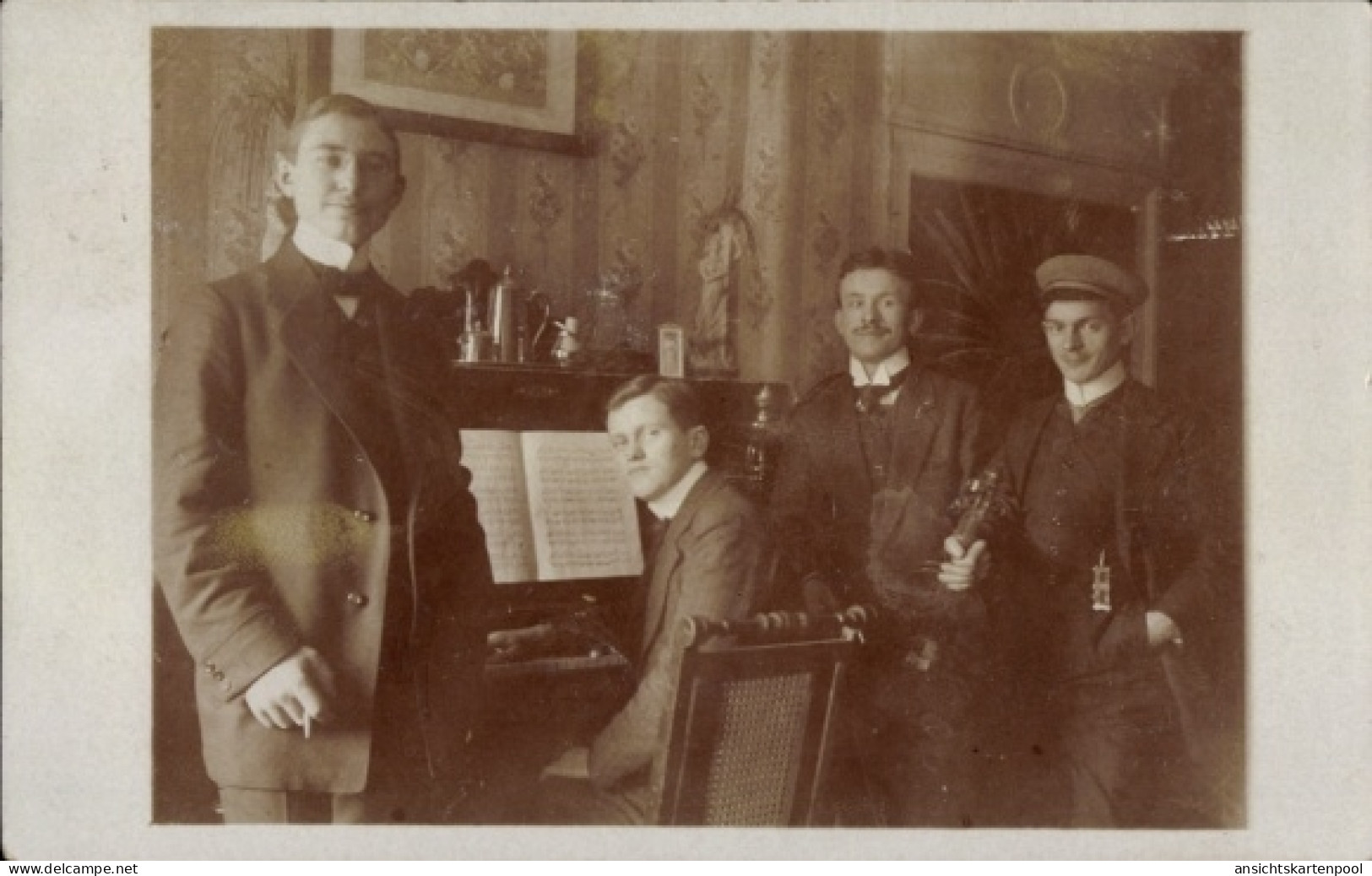 CPA Briesen in der Mark, Studenten posieren am Klavier
