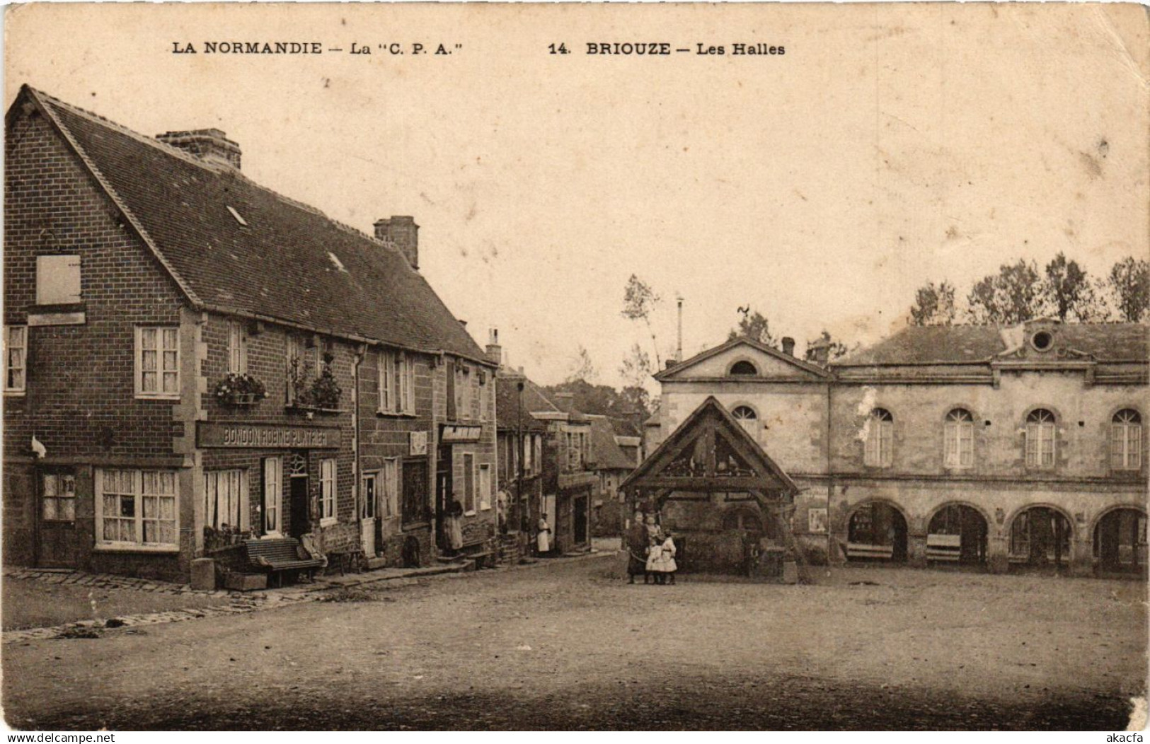 CPA Briouze - Les Halles (259352)
