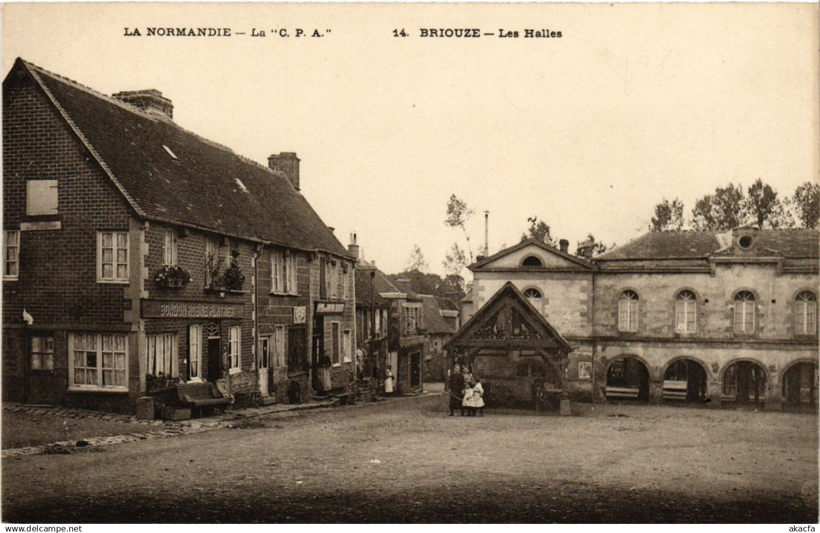CPA BRIOUZE - Les Halles (356684)