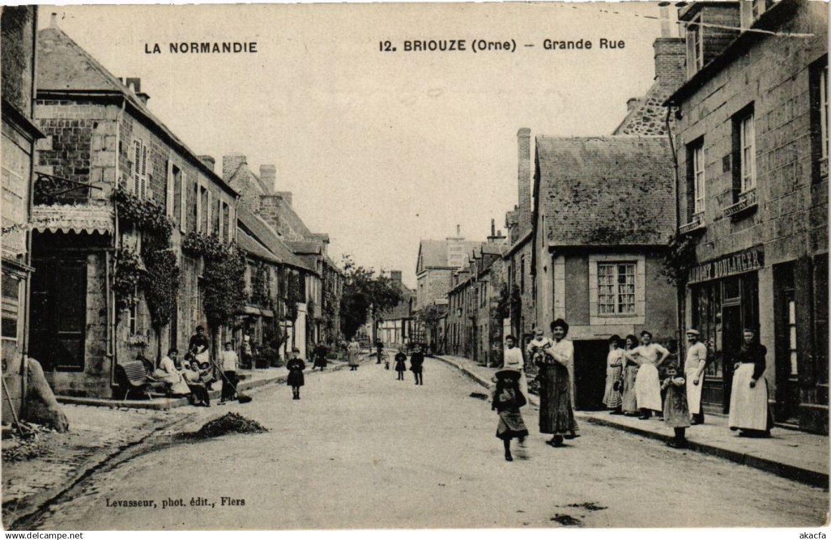 CPA Briouze (Orne) - Grande Rue (250050)