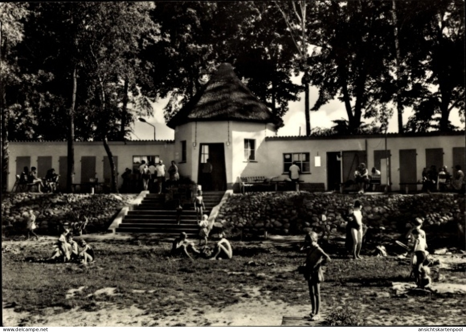 CPA Brüssow in der Uckermark, Freibad am Brüssower See, Badehaus mit Umkleidekabinen, Strand