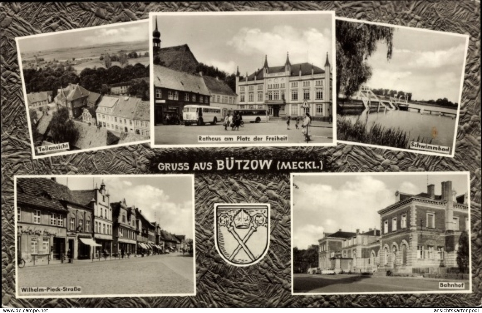 CPA Bützow in Mecklenburg, Wappen, Rathaus, Platz der Freiheit, Wilhelm Pieck Straße, Bahnhof