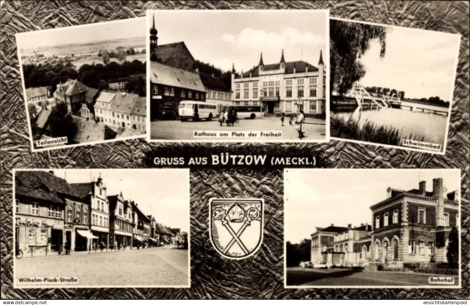CPA Bützow in Mecklenburg, Wappen, Rathaus, Platz der Freiheit, Wilhelm Pieck Straße, Bahnhof