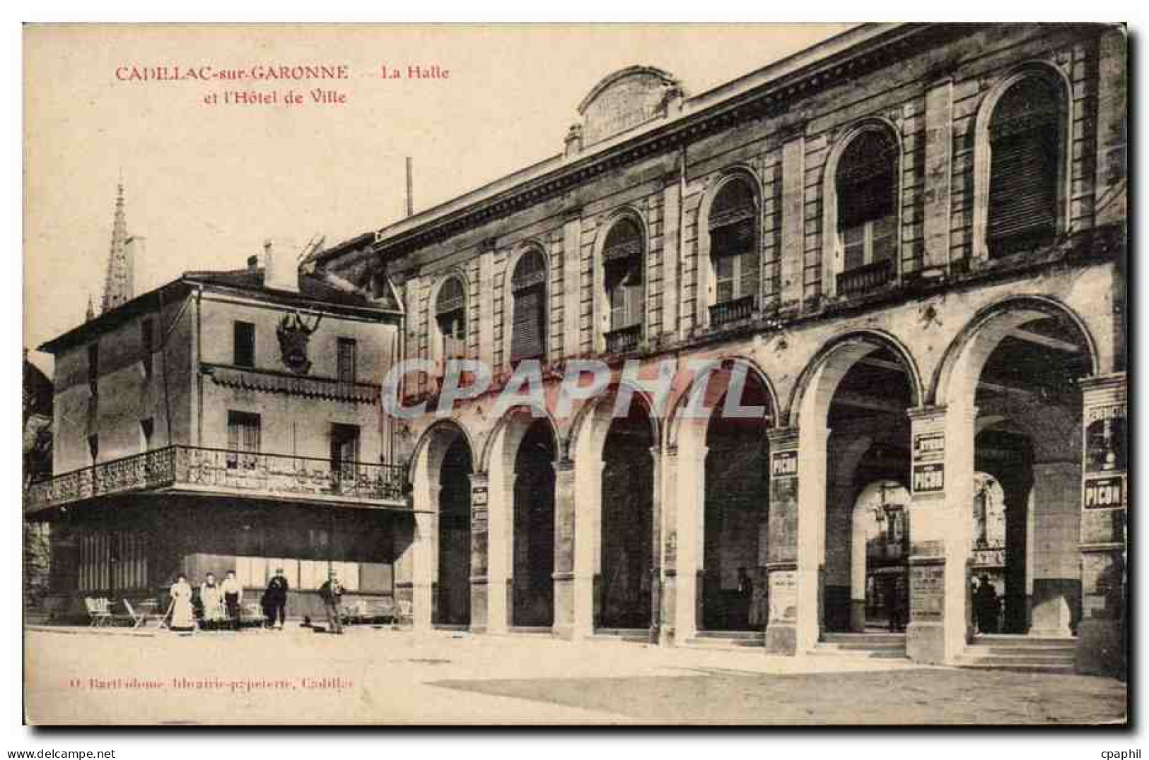 CPA Cadillac sur Garonne La halle et l'Hotel de ville
