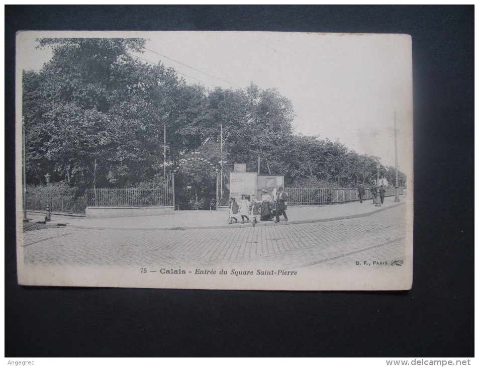 CPA  Calais   "  Entée du Square Saint-Pierre   "