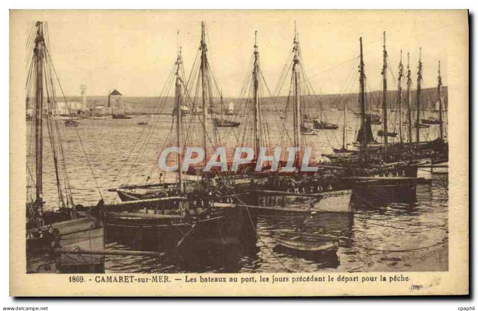 CPA Camaret sur Mer Les Bateaux au Port les Jours precedant le depart pour la peche