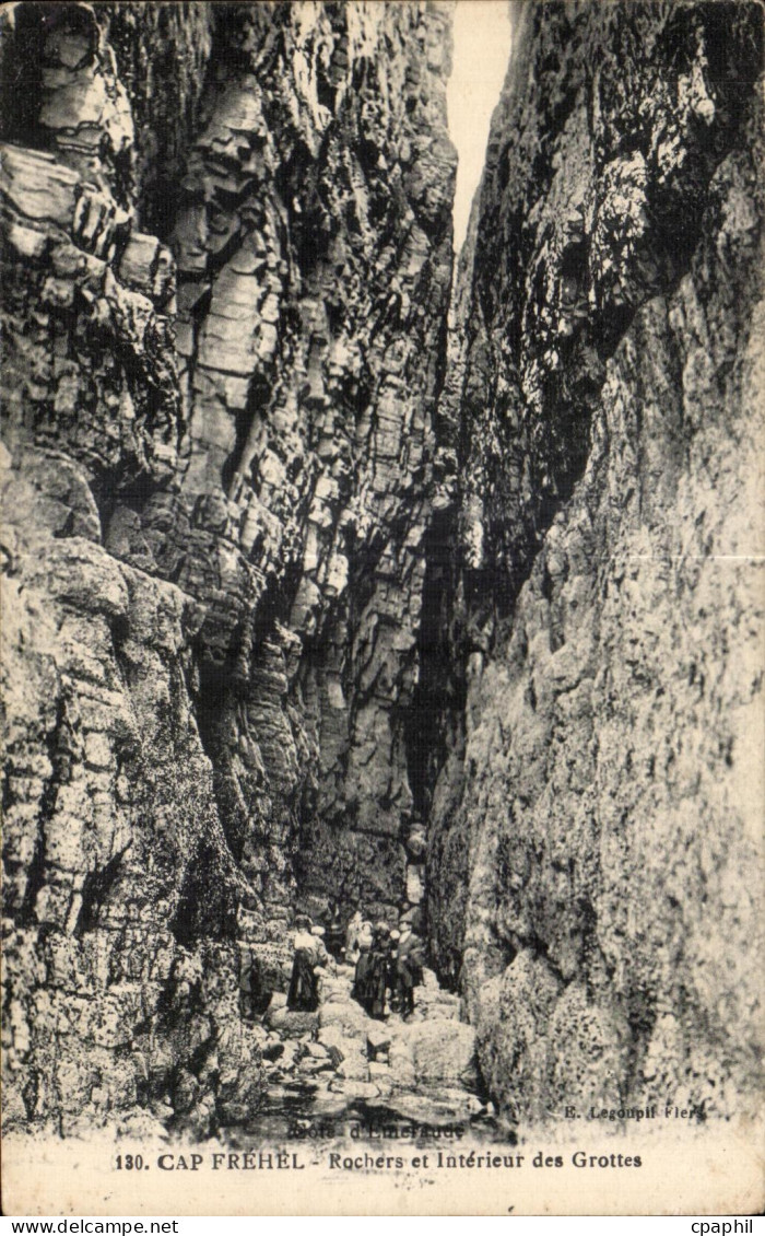 CPA Cap Frehel Rochers et Interieur des Grottes