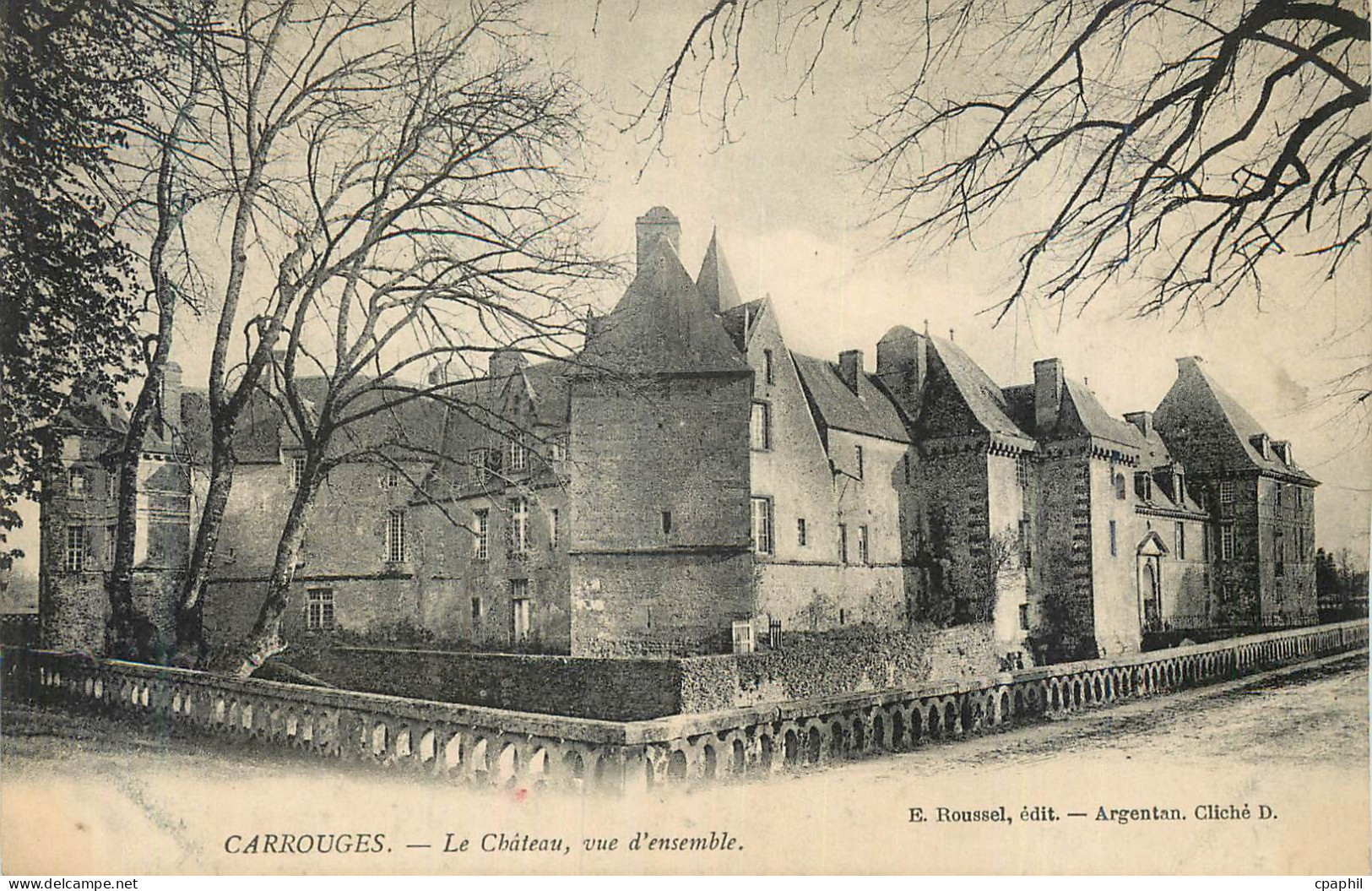 CPA Carrouges Le Chateau Vue d'Ensemble