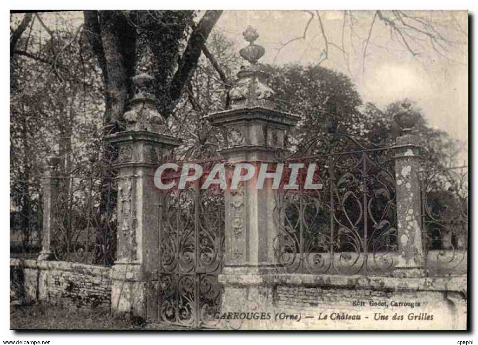 CPA Carrouges Orne Le Chateau Une des Grilles