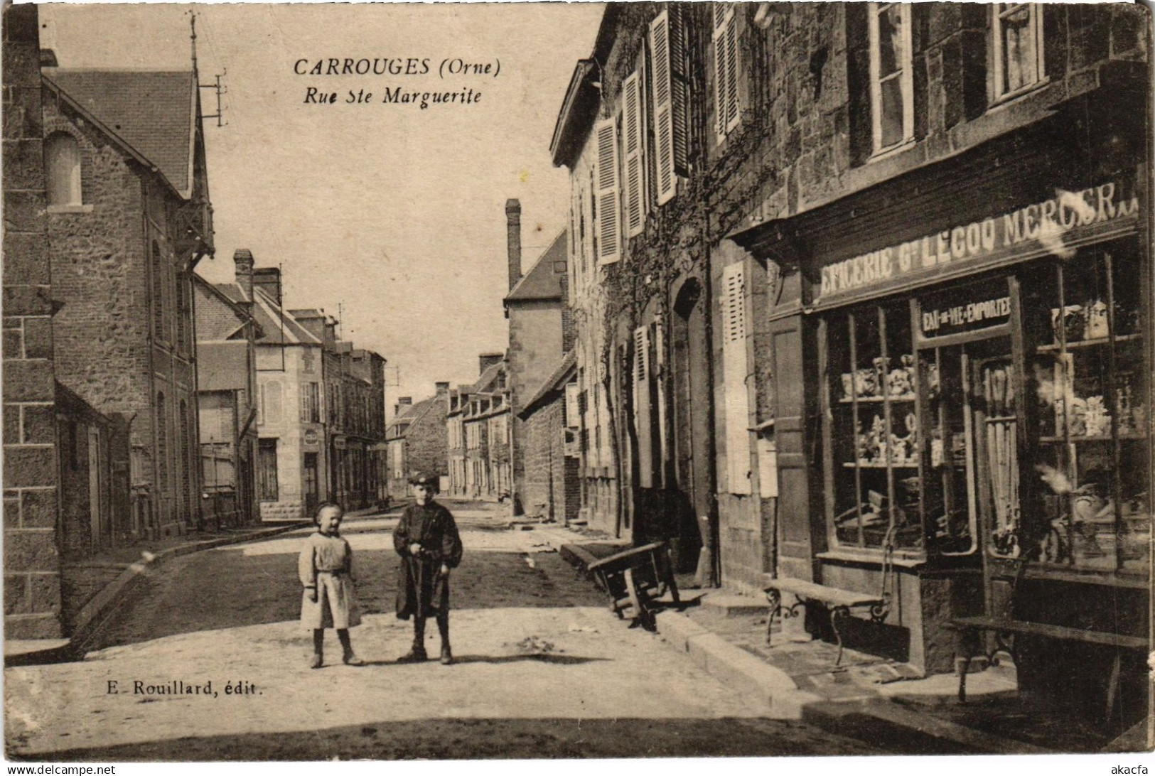 CPA CARROUGES Rue Ste-Marguerite (868634)