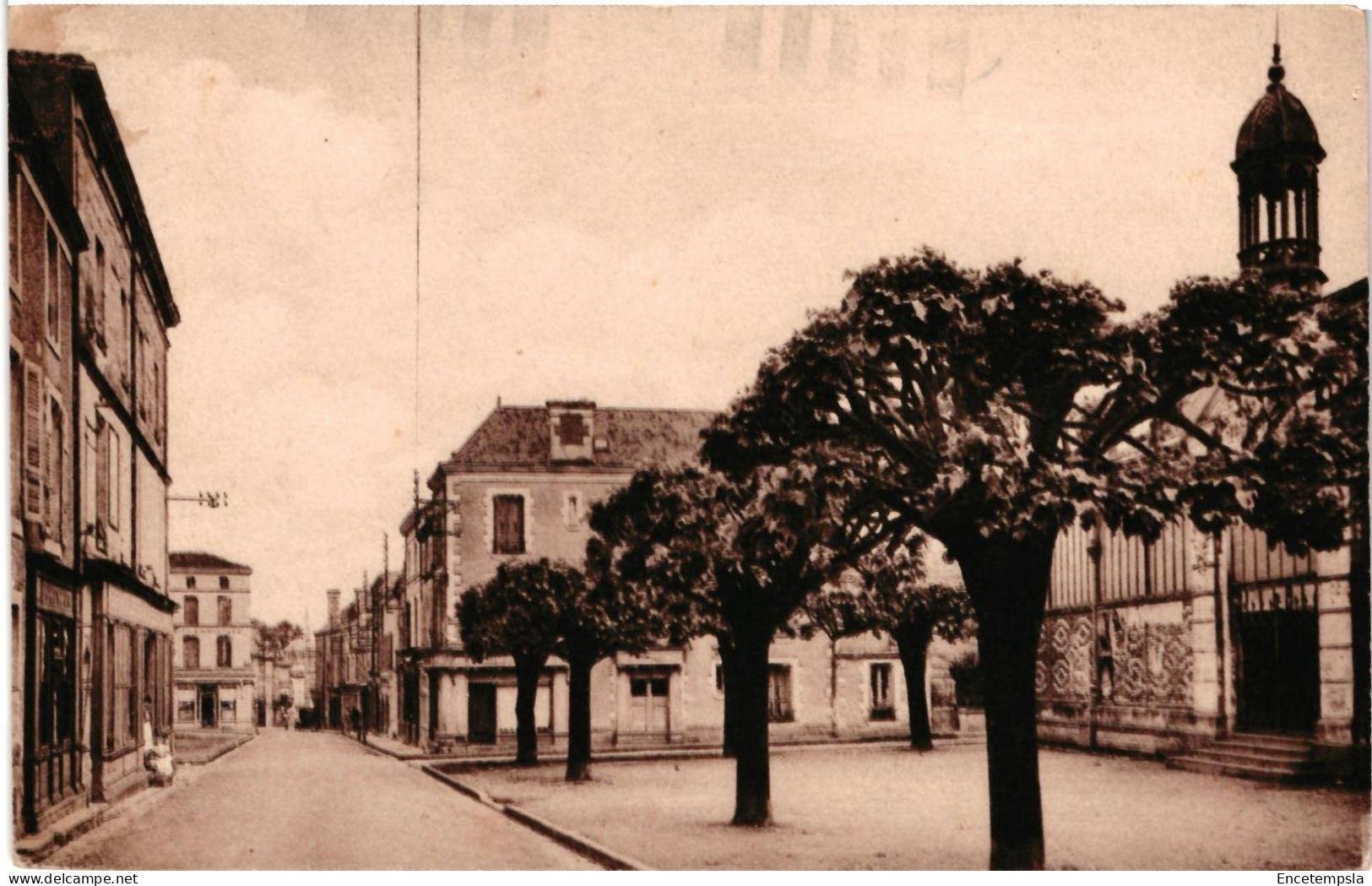 CPA  Carte Postale France Coulonges-sur-l'Autize  Rue du Commerce   VM105585ok