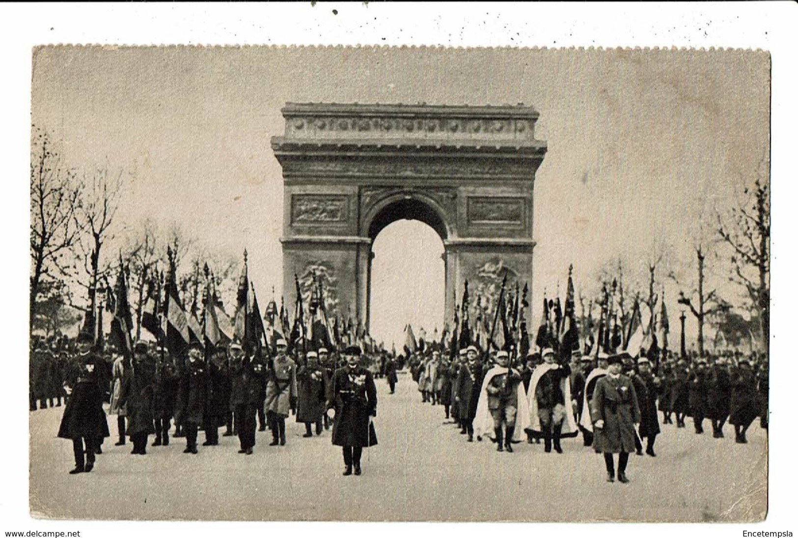 CPA-Carte Postale  France-Paris 11/11- Les drapeaux des régiments dissous après 14-18 VM11518