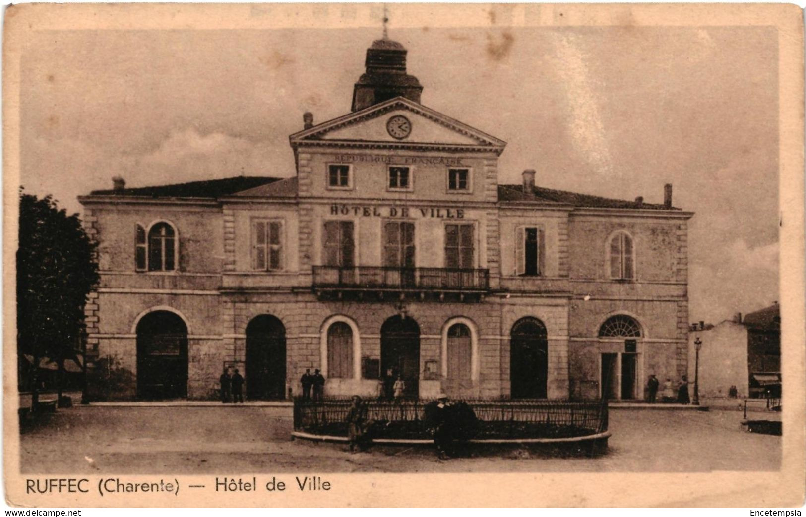CPA  Carte Postale  France  Ruffec Hôtel de Ville   VM105483