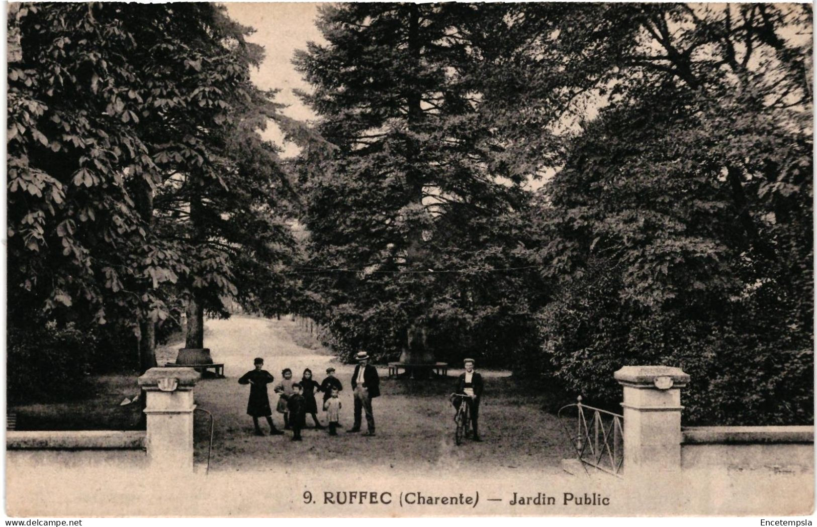 CPA   Carte Postale France  Ruffec Jardin Public  VM107337