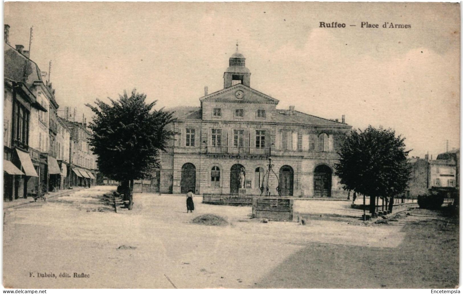 CPA   Carte Postale France Ruffec Place d'armes   VM107321