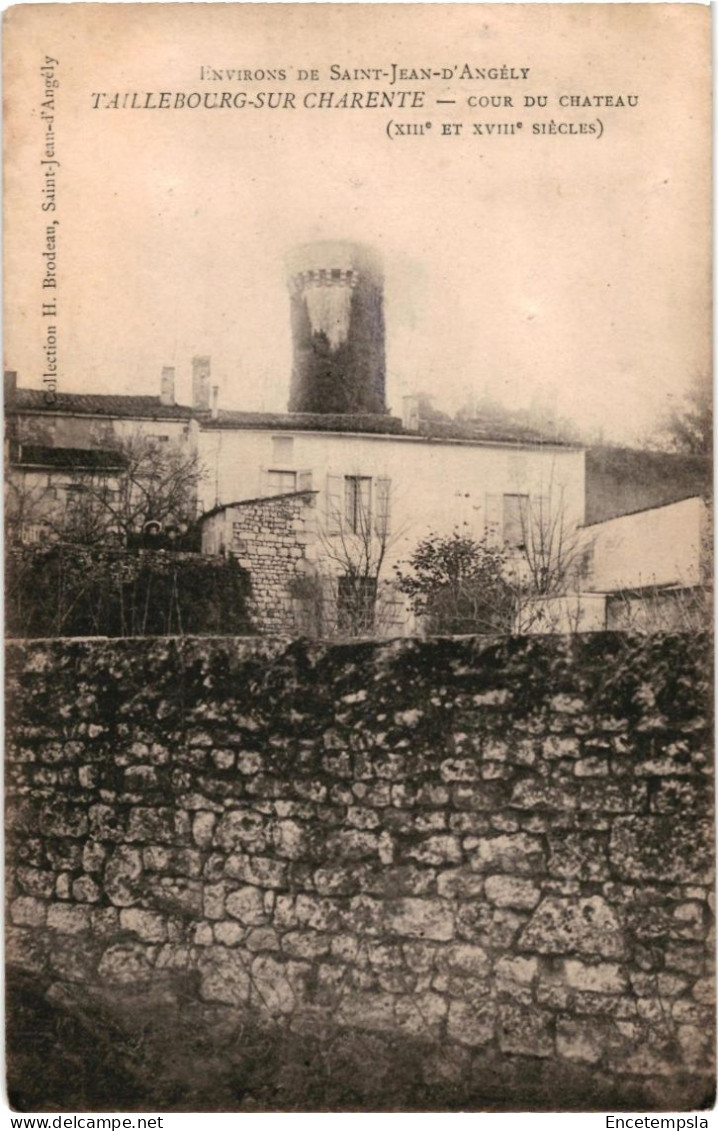 CPA  Carte Postale France Saint-Jean-d'Angély   environs Taillebourg-sur-Charente Cour du Château    VM105870