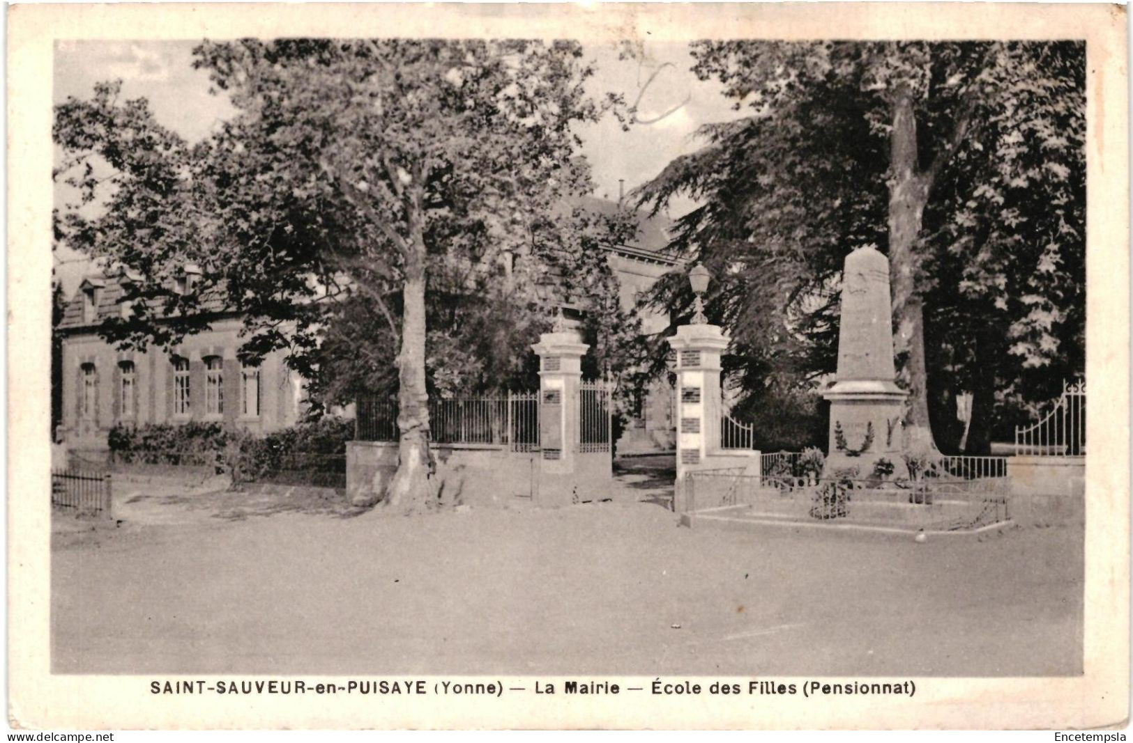 CPA  Carte Postale  France  Saint-Sauveur-en-Puisaye  La Mairie et école des filles   VM104919