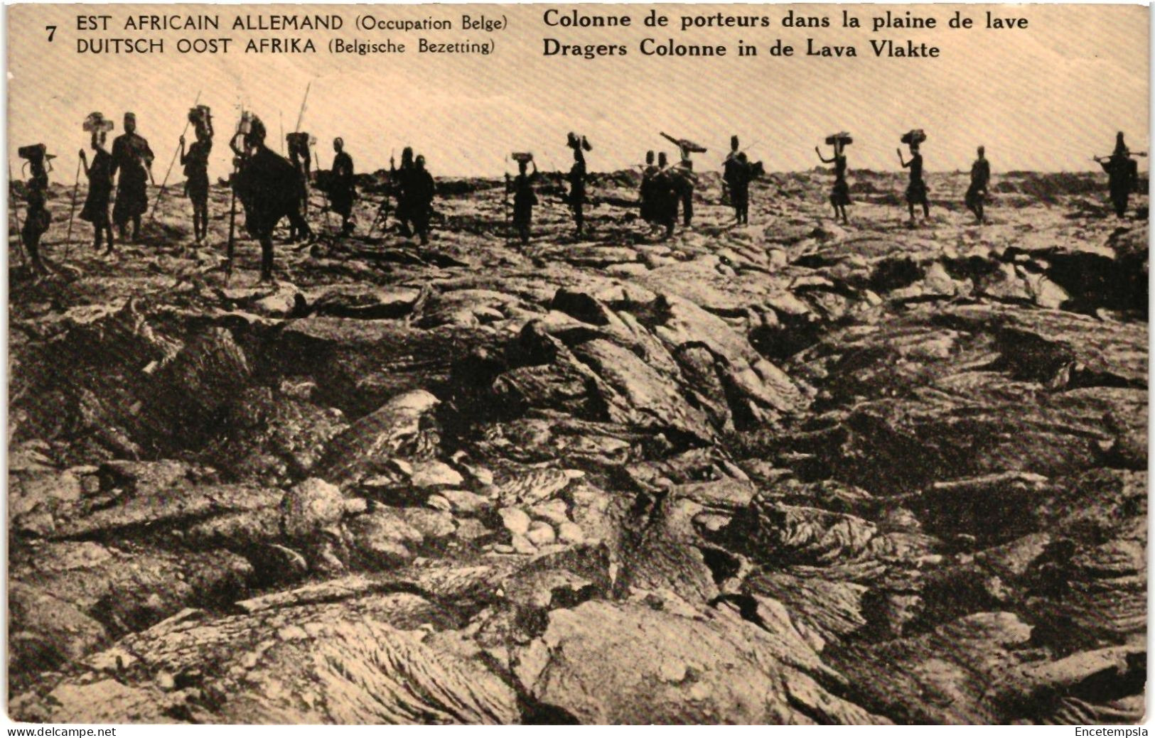 CPA Carte Postale Tanzanie  Une colonne de porteurs dans la plaine de lave   VM99743ok