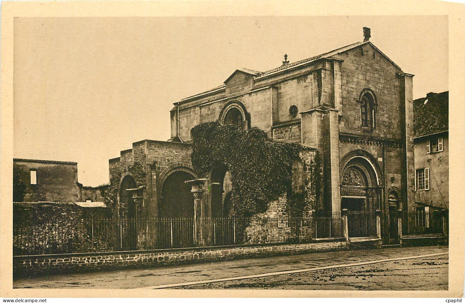 CPA Charlieu Loire Abbaye Benedictine