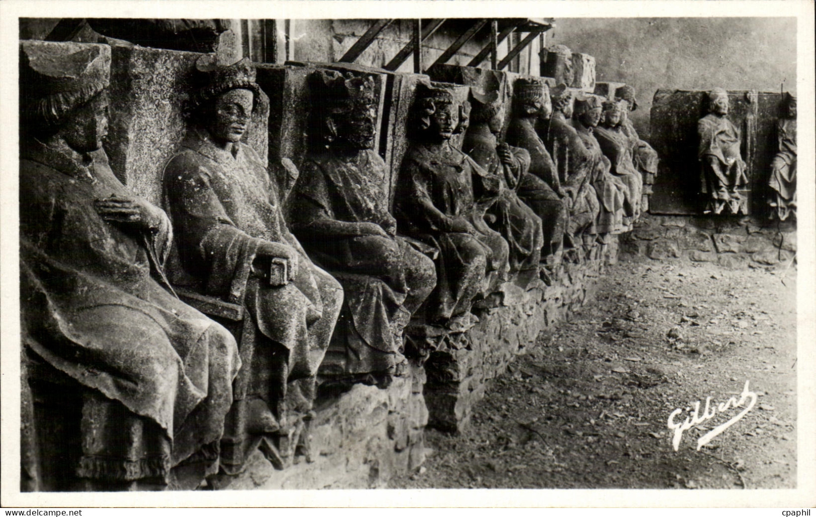 CPA Charroux Les Saints de l'Abbaye Motifs de sculpture du
