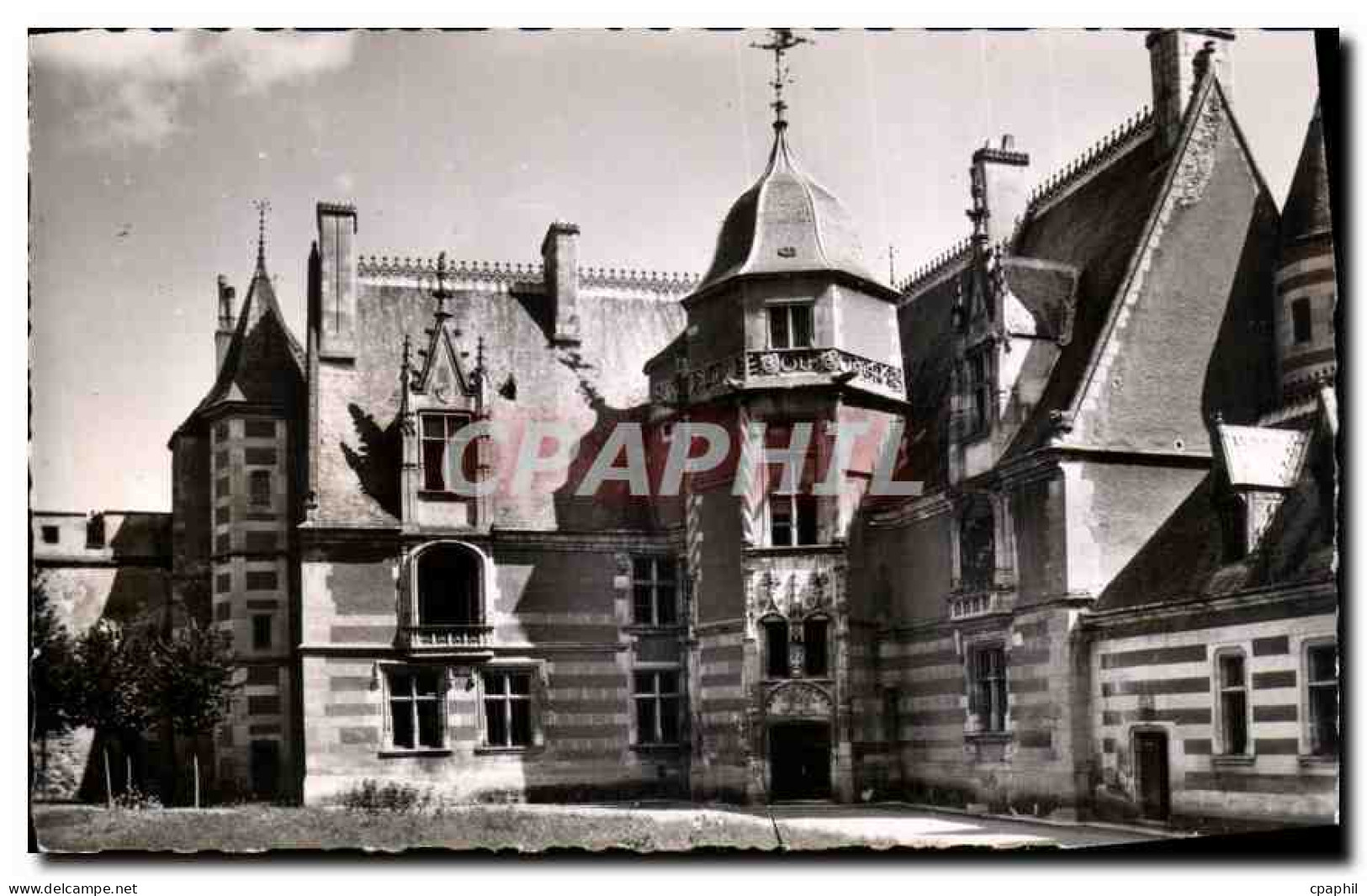 CPA Chateau d'Ainay le Vieil Cher Facade sur la Cour