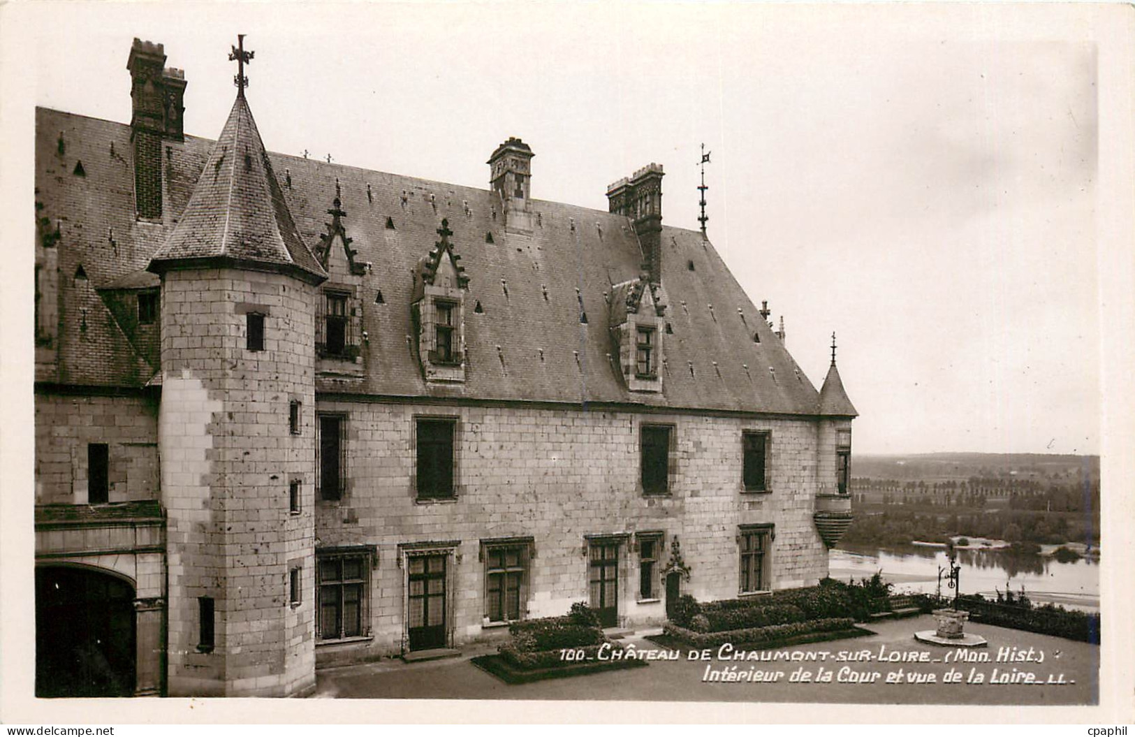 CPA Château de Chaumont-sur-Loire Interieur de la Cour et vue de la Loire