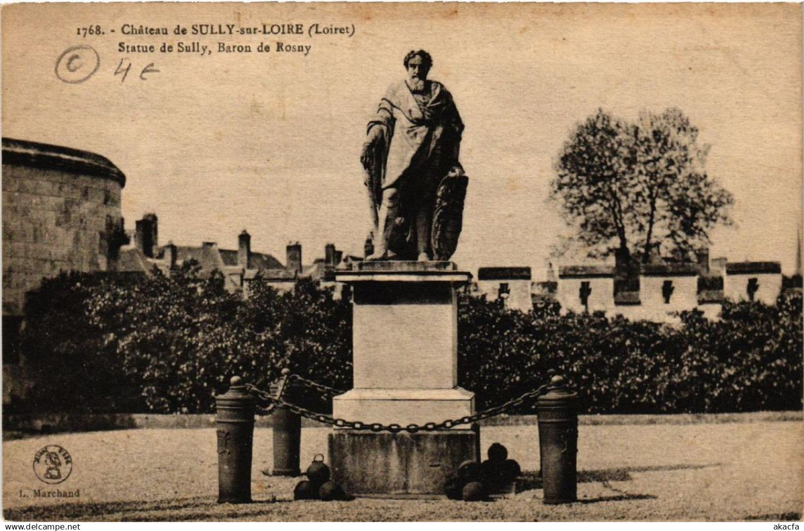 CPA Chateau de SULLY-sur-LOIRE Statue de Sully Baron de Rosny (607813)