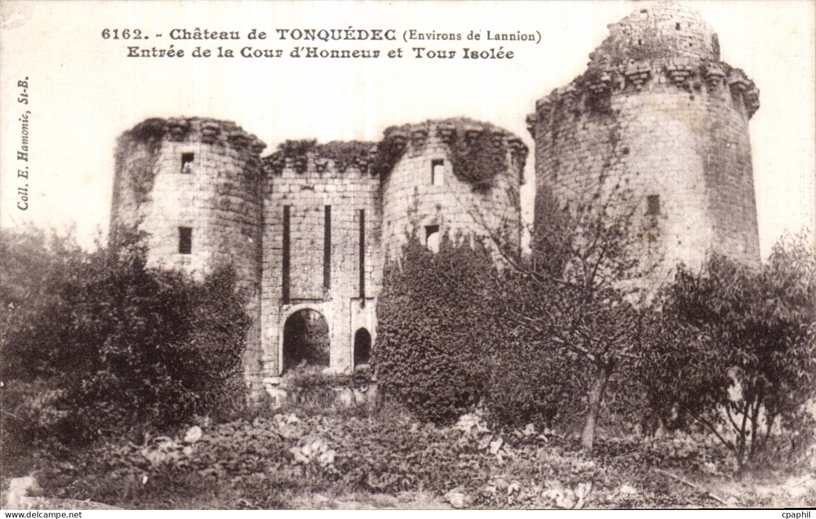 CPA Chateau de Tonquedec Vue genevale des Ruines Tonquedec Entree de la Cour d Honneur et Tour Isolee
