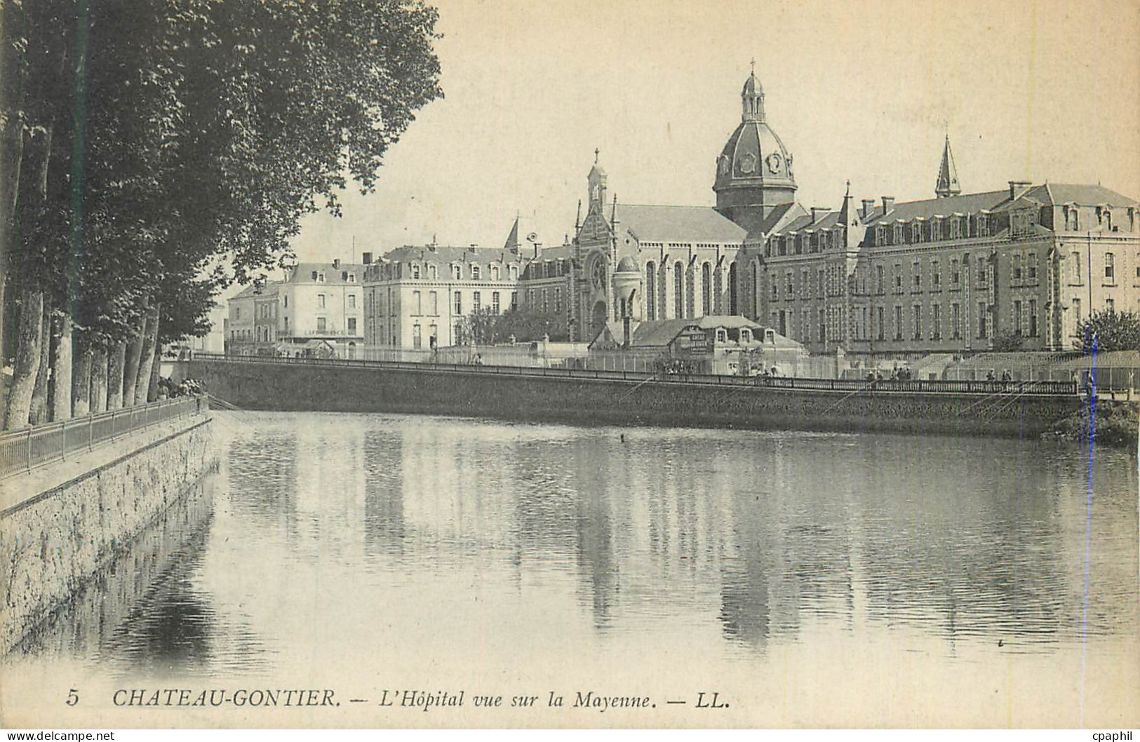 CPA Chateau Gontier L'Hopital vue sur la Mayenne