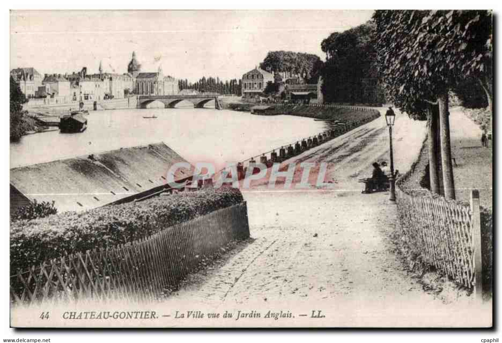 CPA Chateau Gontier La Villa vue du Jardin Anglais