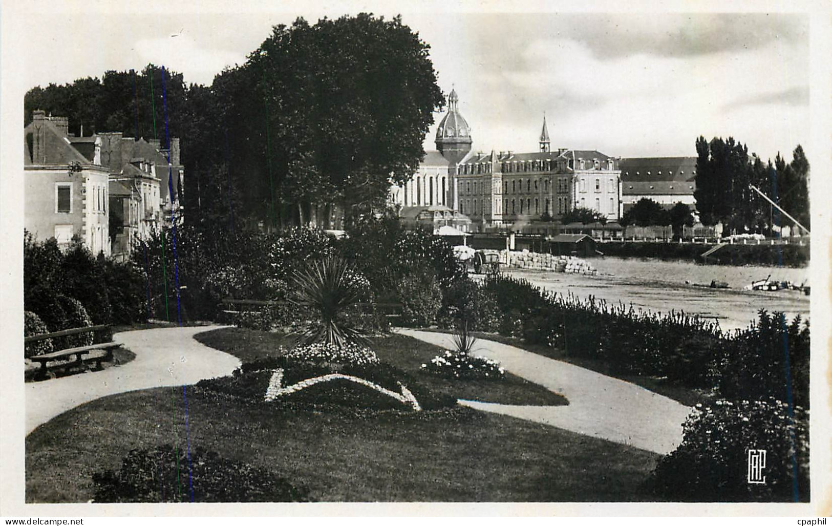 CPA Chateau Gontier Le Jardin des quais