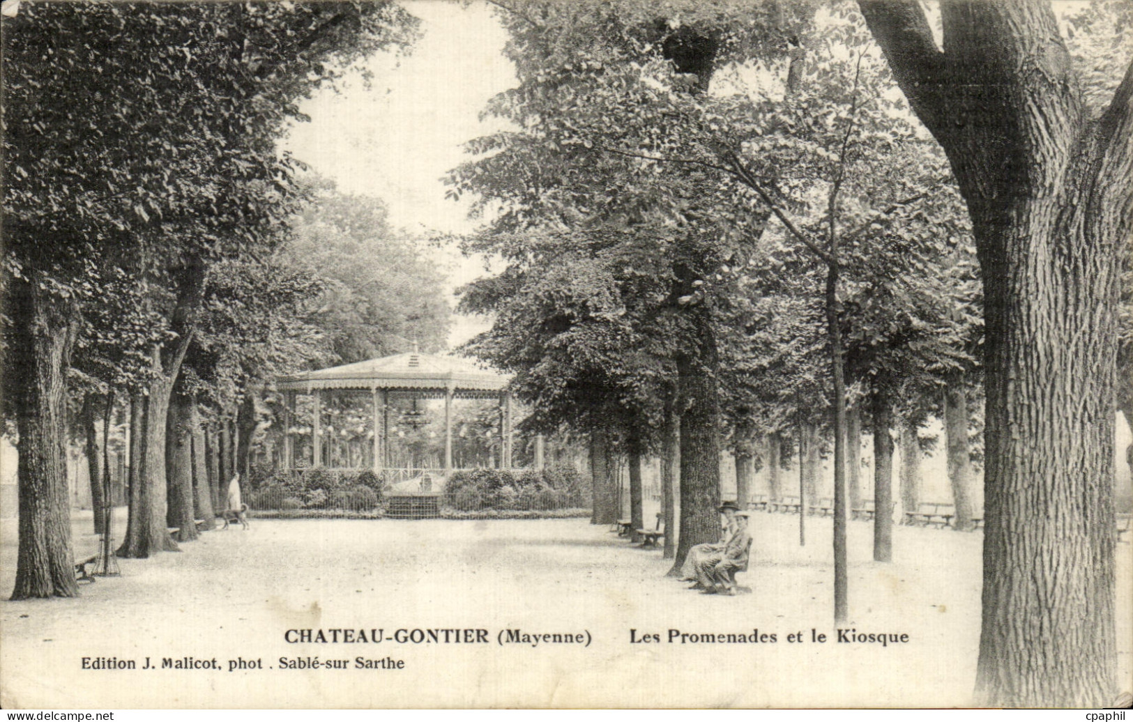 CPA Chateau Gontier Les Promenades et le Kiosque