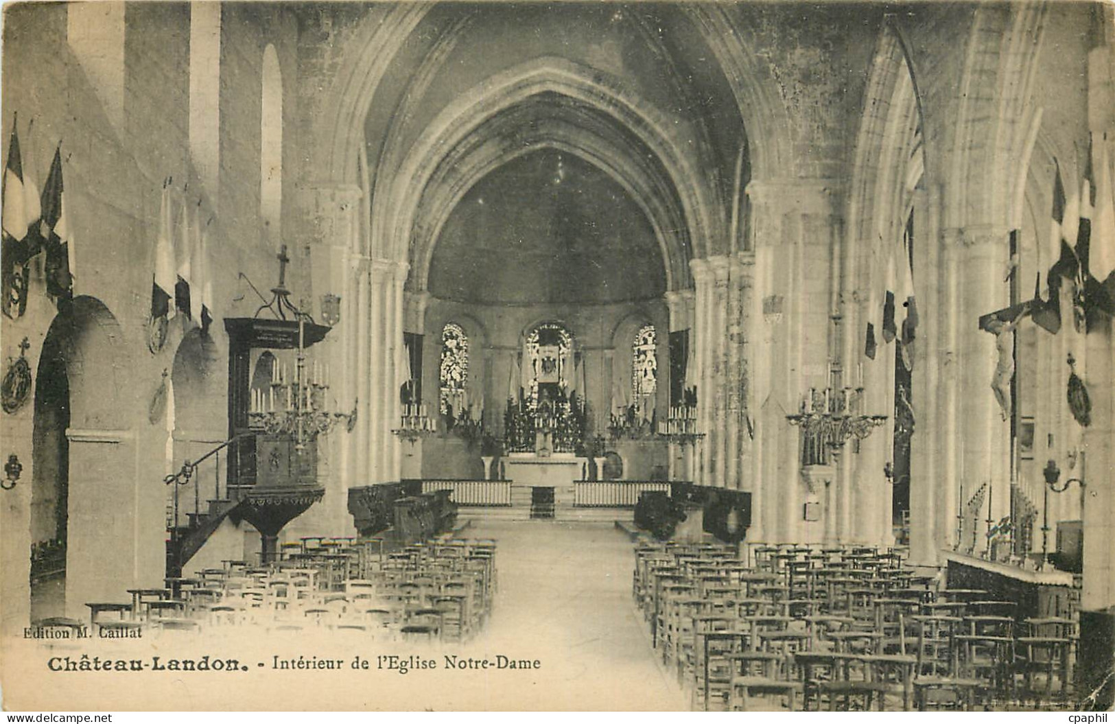 CPA Chateau Landon Interieur de l'Eglise Notre Dame