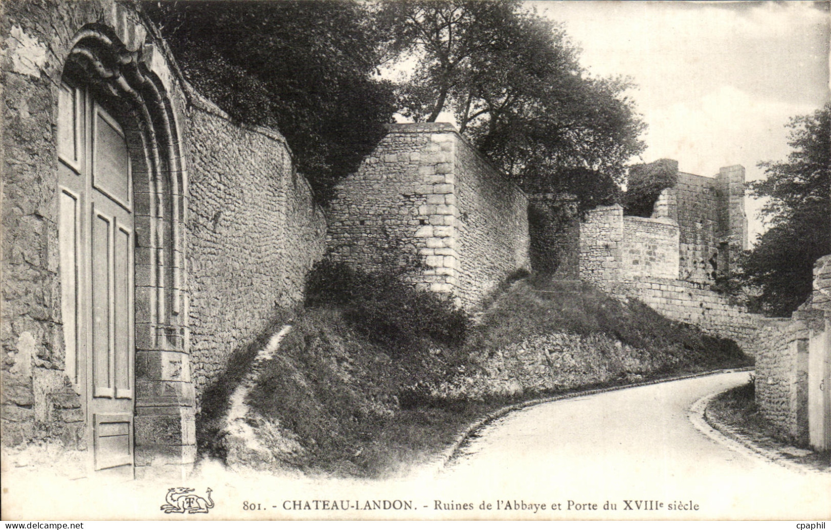 CPA Chateau Landon Ruines de l'Abbaye et porte du Siecle