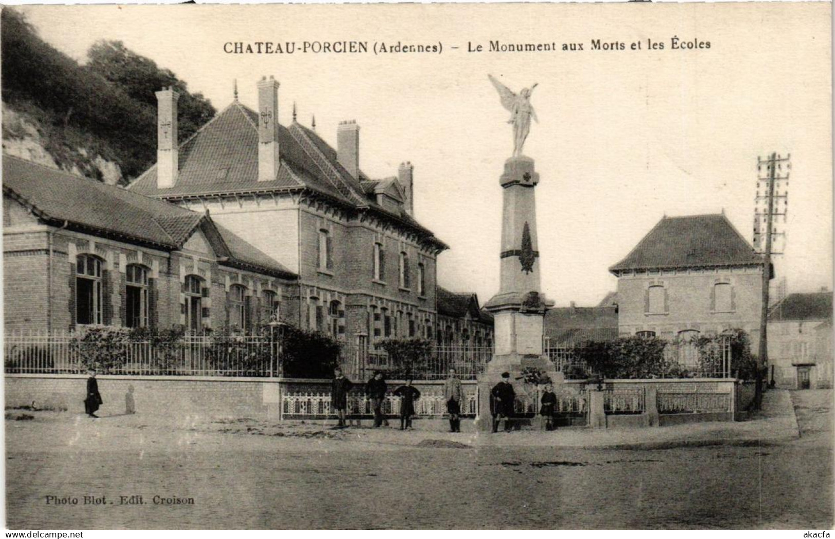 CPA CHATEAU-PORCIEN Le Monument aux Morts et les Ecoles (646585)
