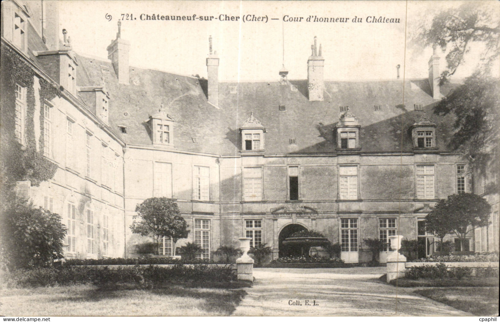 CPA Chateauneuf sur Cher Cour d honneur du chateau