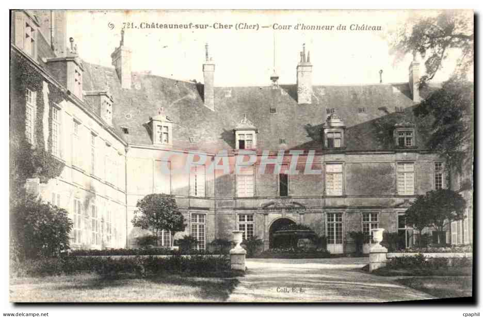CPA Chateauneuf Sur Cher Cour D Honneur Du Chateau